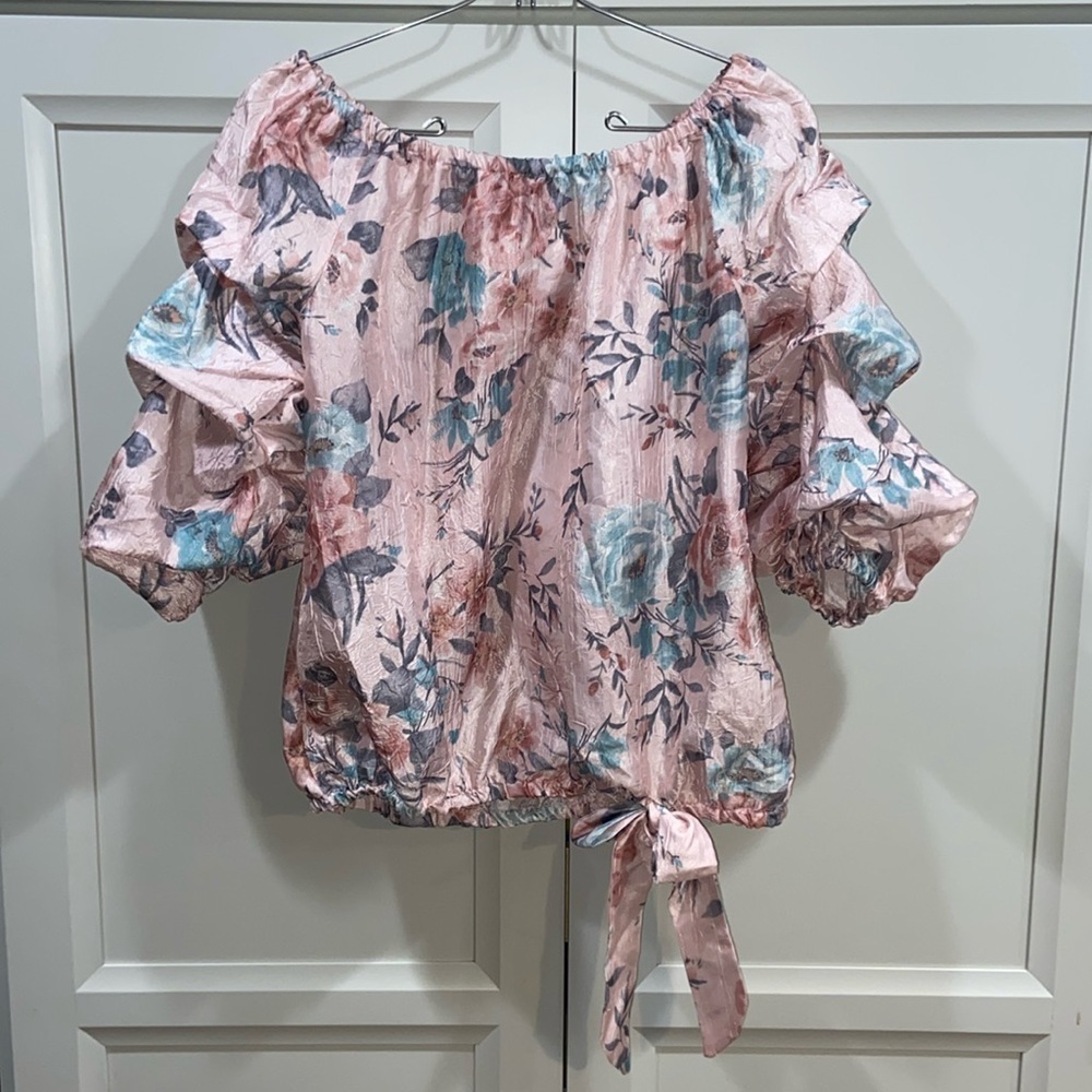 CeCe NWOT Women's Short Ruffled Sleeve Pierced Floral Print Peasant Top Size S